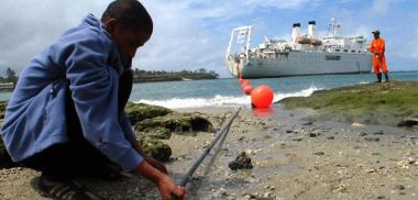 Un jeune Kenyan regarde le câble optique East African Marine Cable (TEAMS) apporté par le bateau Niwa au large de Mombasa.